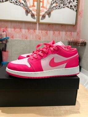 Jordan Kids' Grade School Air Jordan 1 Low Basketball Shoes PINK Kids7/Women 8.5
